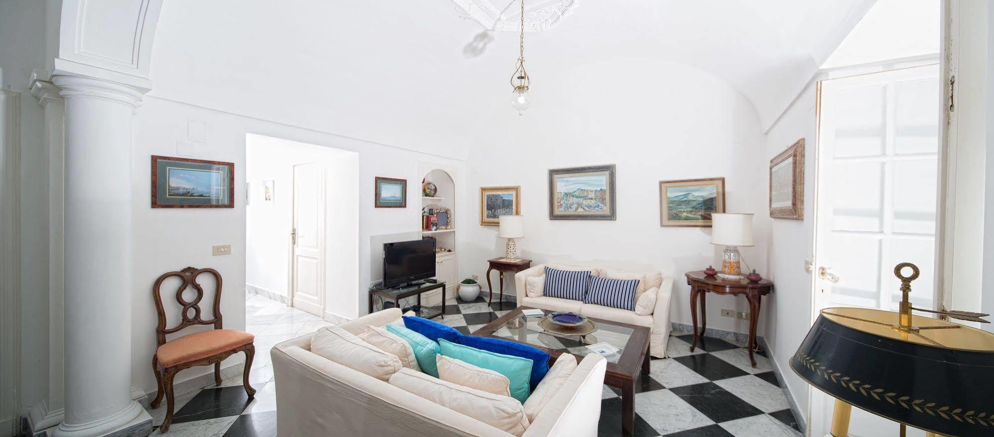 Capri Villa Bismarck Villa *