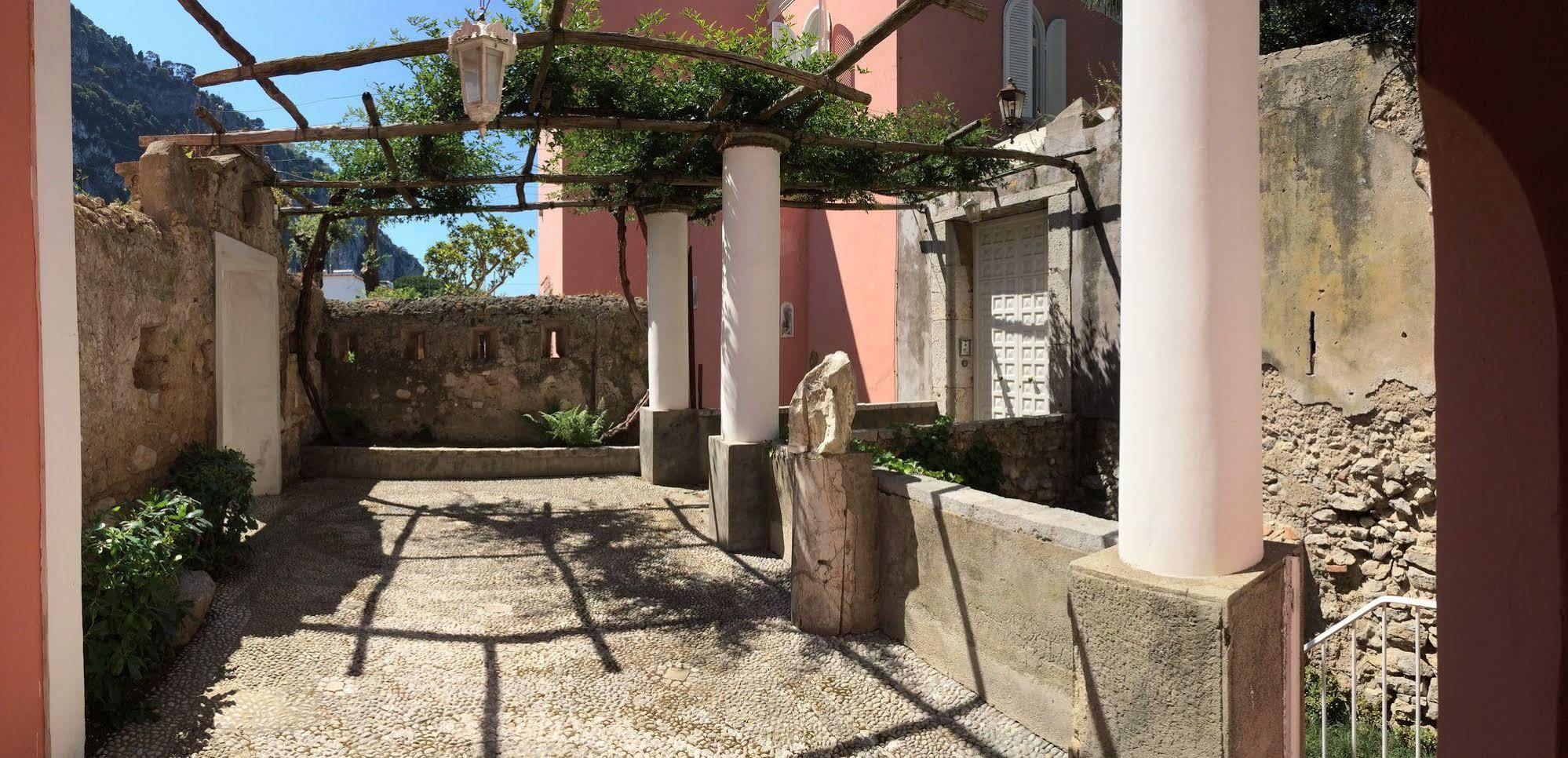 Capri Villa Bismarck Villa *